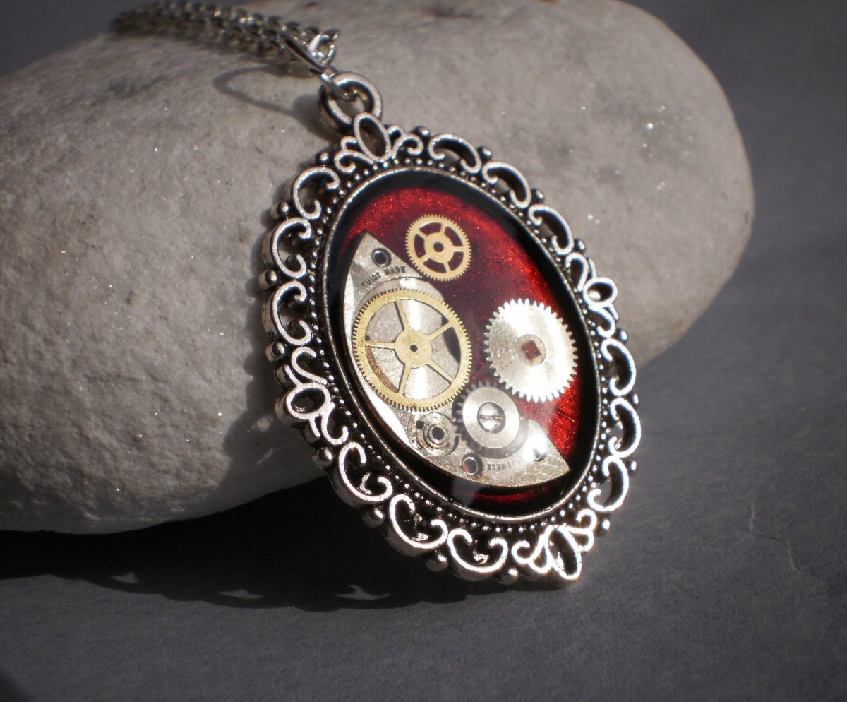 Červený steampunkový náhrdelník II.