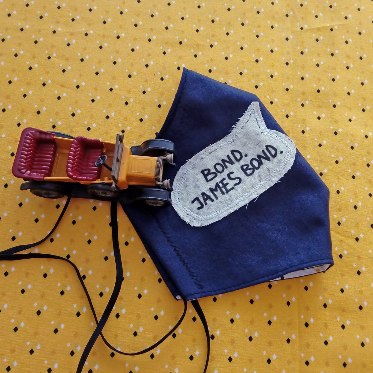 Tmavě modrá rouška s bondovskou hláškou