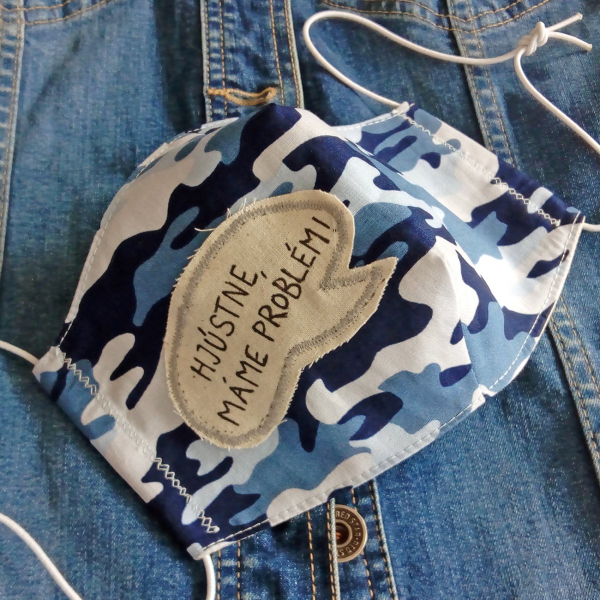 Maskáčová rouška Hjústne, máme problém!