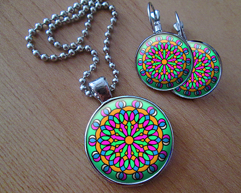 Sada náušniček a přívěsku 