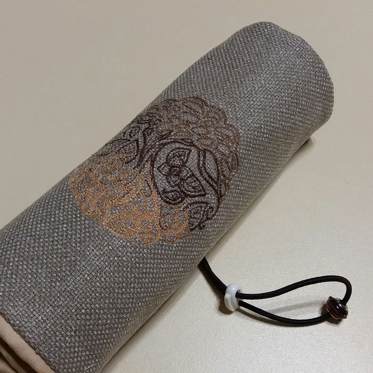 Pastelkovník s výšivkou