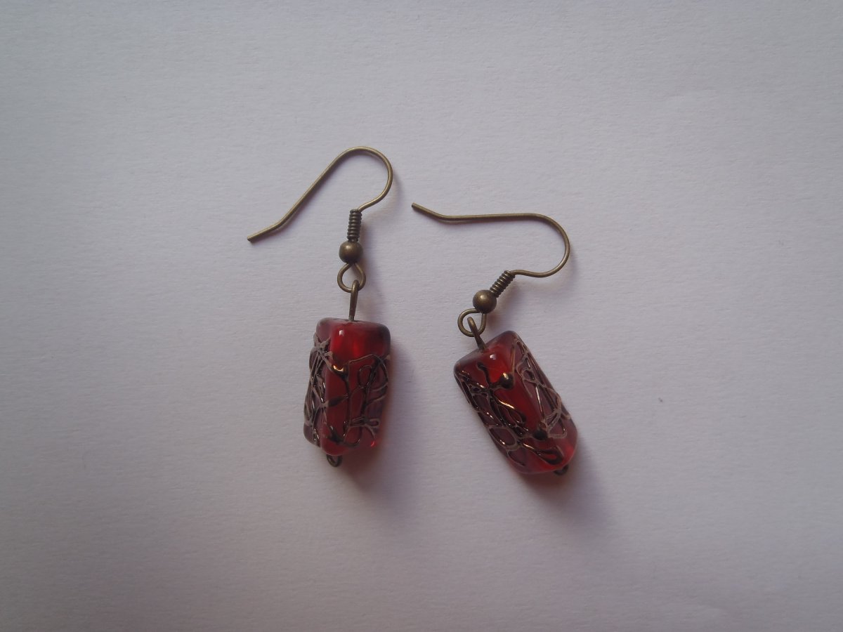 červené s kovovou kresbou