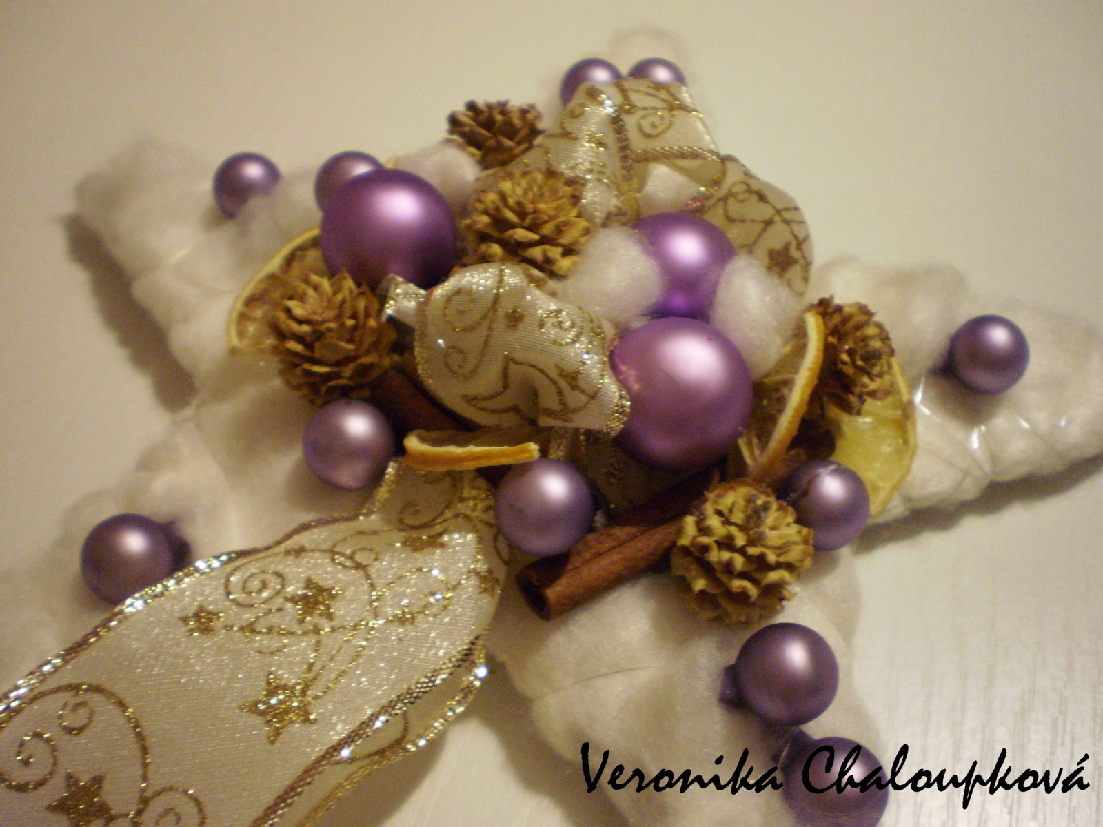 Sněhová hvězda s fialovým nádechem