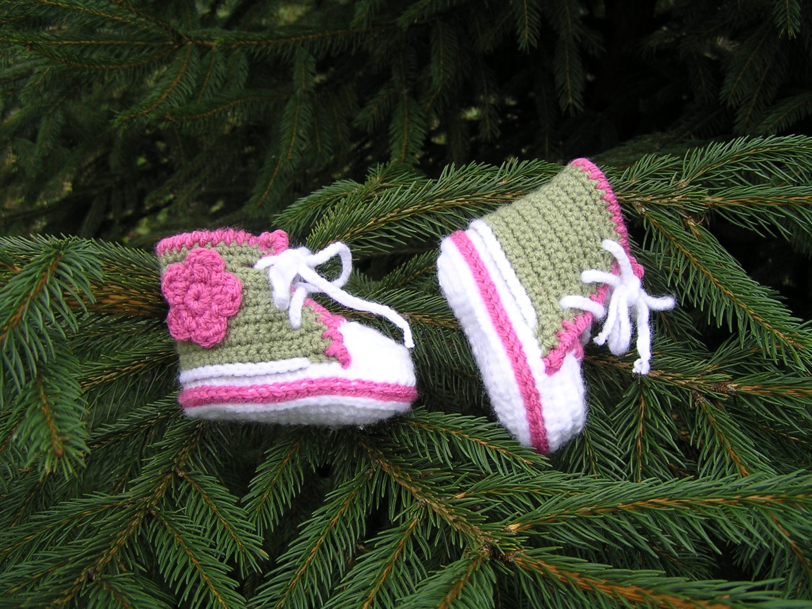 Háčkované tenisky