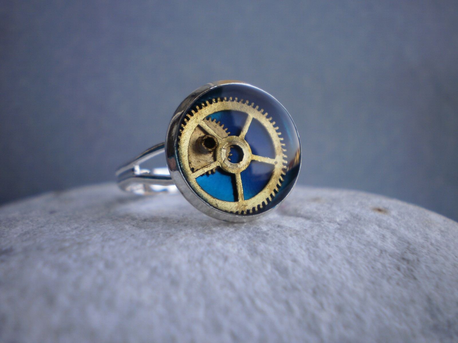 Modrý steampunkový prsten 