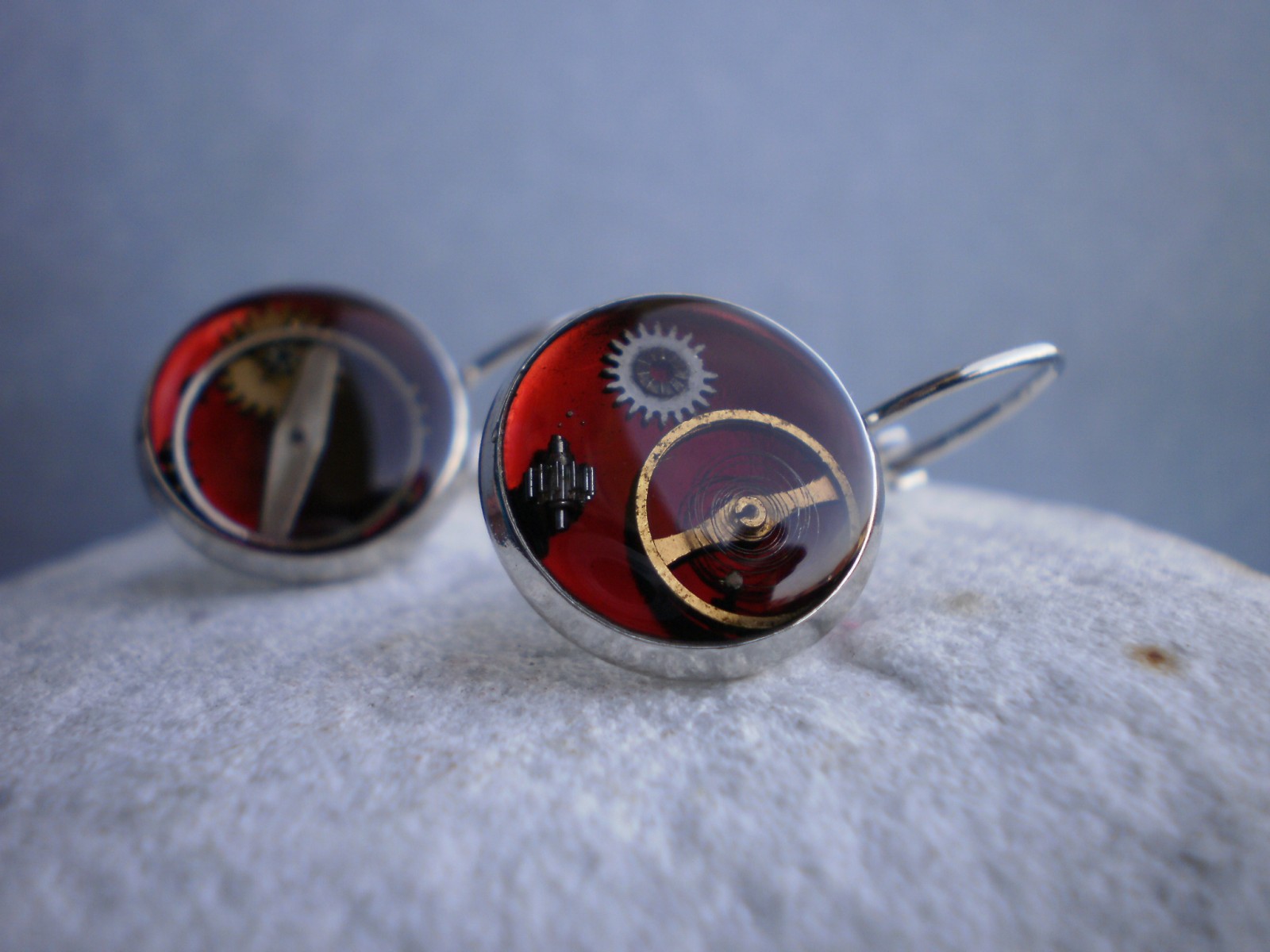 Červené steampunkové náušnice