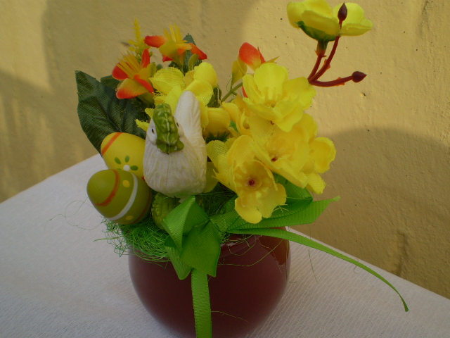 velikonoční dekorace v květináčku