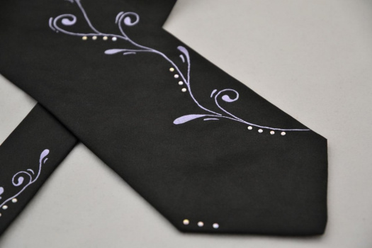 Černá kravata s fialovými ornamenty a hot-fix kamínky