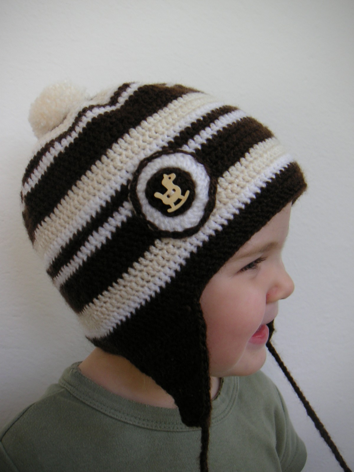 Háčkovaná čepička s ouškochránítky (hnědobéžová)