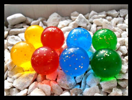 Krásné, barevné mýdlové kuličky se třpytkami