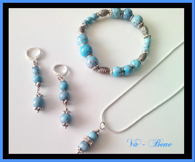 Modrá souprava se stříbrným řetízkem