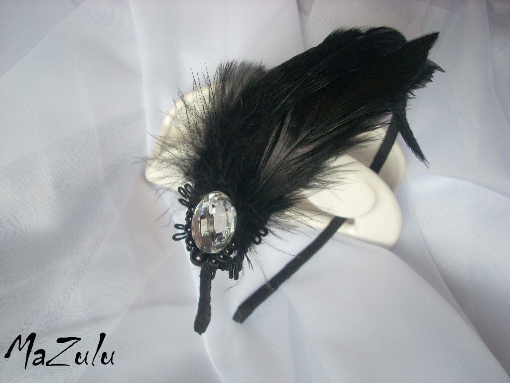 černá plesová čelenka