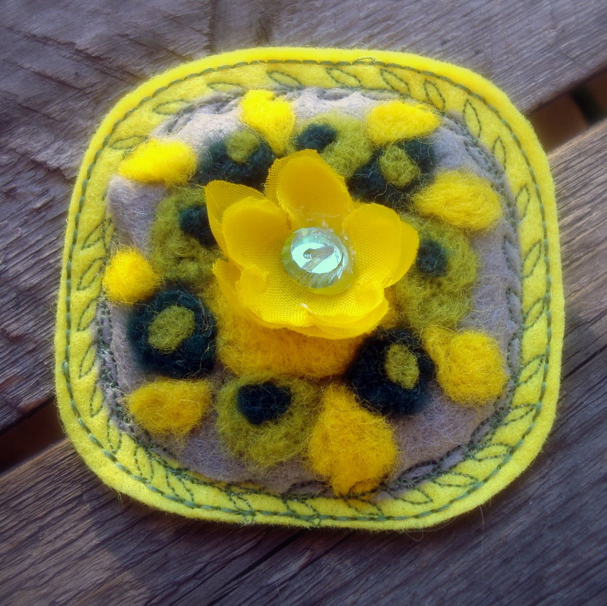 Jarní kvítek-brož