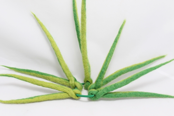 Svazek plstěných dredů z ovčí vlny