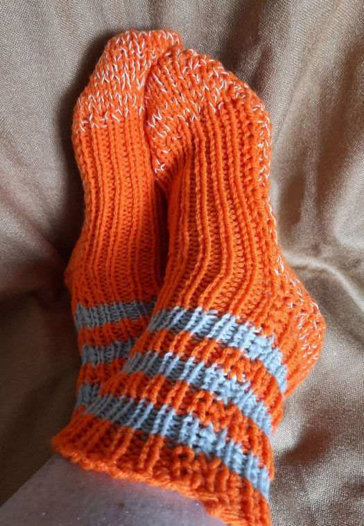 pletené ponožky oranžovošedé
