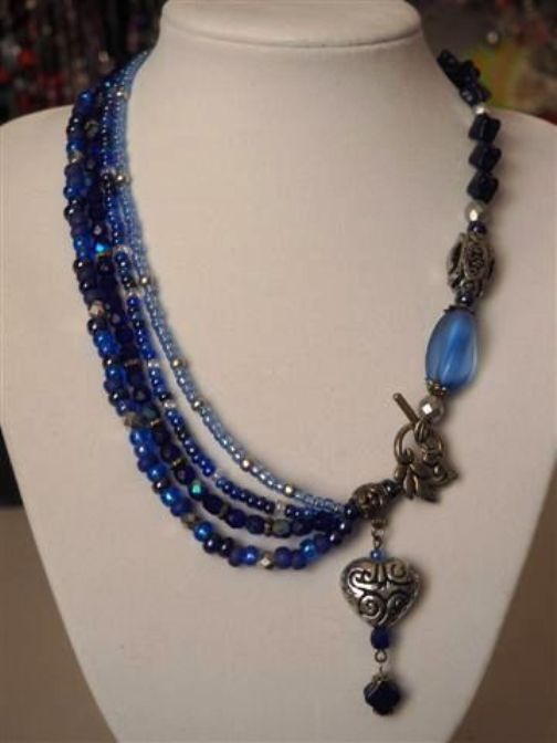 Modrý asymetrický náhrdelník 