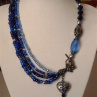 Modrý asymetrický náhrdelník 