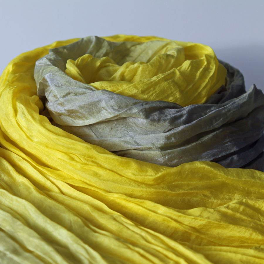 Šedožlutá hedvábná šála