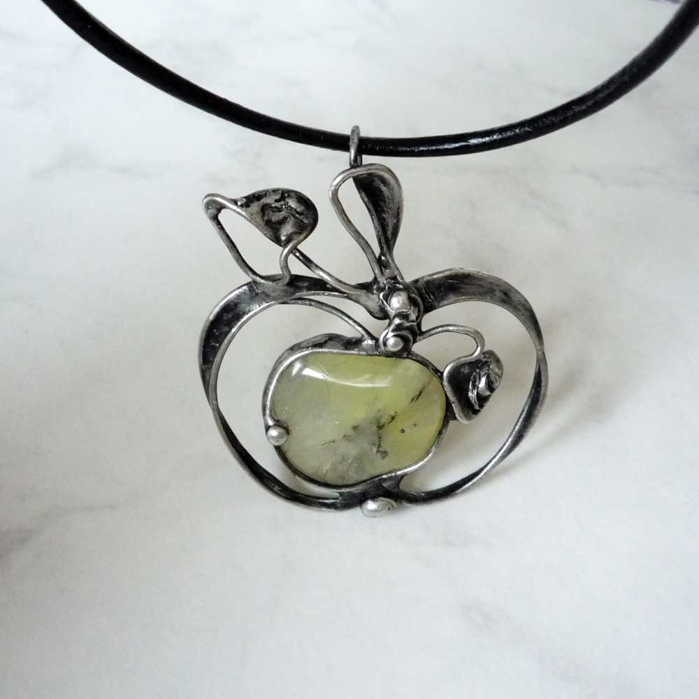 Jablíčko - přívěsek s prehnitem