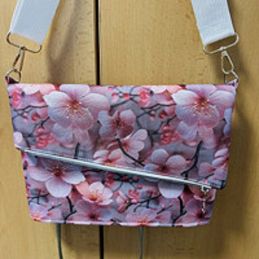 Kabelka s japonskou třešní 