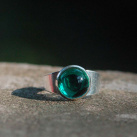 Prsten se smaragdově zelenou čočkou