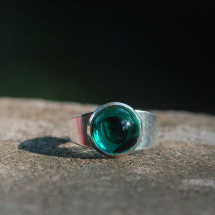 Prsten se smaragdově zelenou čočkou