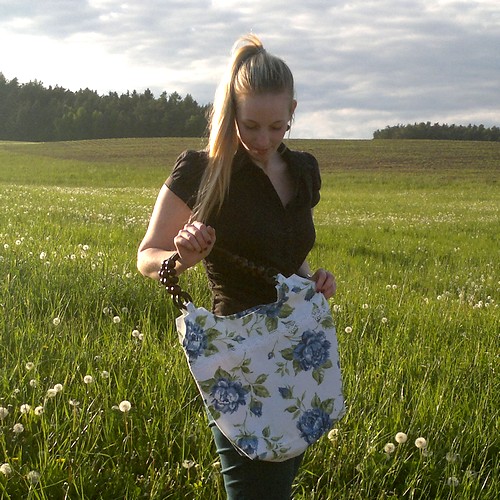 Kabelka modré růže s korálkovými uchy