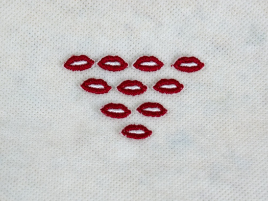 Vyšívané pusinky na panenky červené 1,5 cm