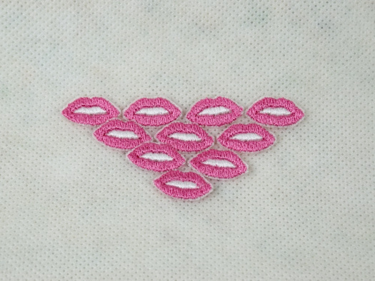 Vyšívané pusinky na panenky růžové 2 cm