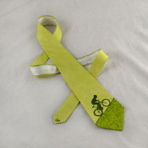 Hedvábná kravata s cyklistou do kopce - zelená