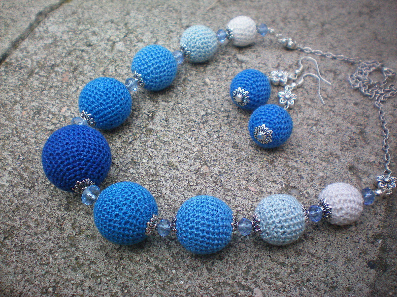 Háčkovaný náhrdeník