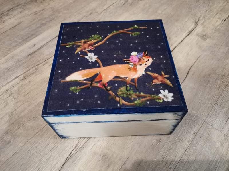 Dřevěná krabička, šperkovnice. Liška, víla 