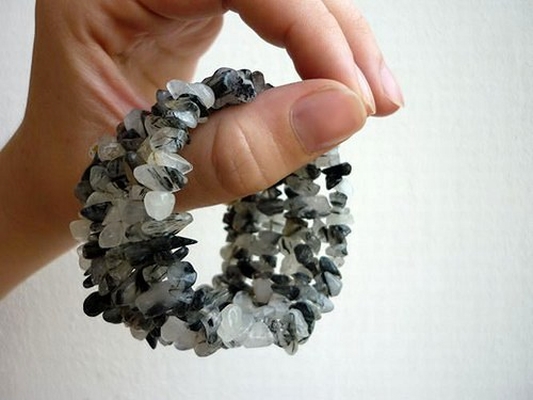 Náramek na paměťovém drátu 