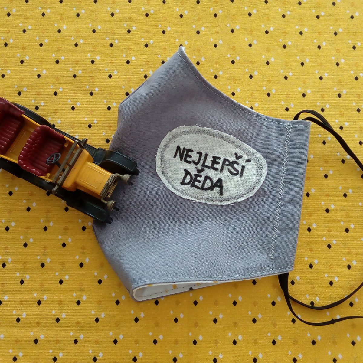 Šedá rouška s nápisem Nejlepší děda