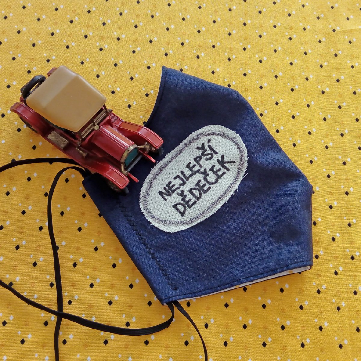 Tmavě modrá rouška pro dědečka