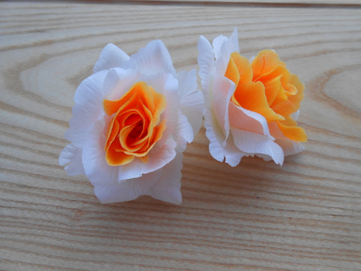 Květ růže krémová + oranžový střed 