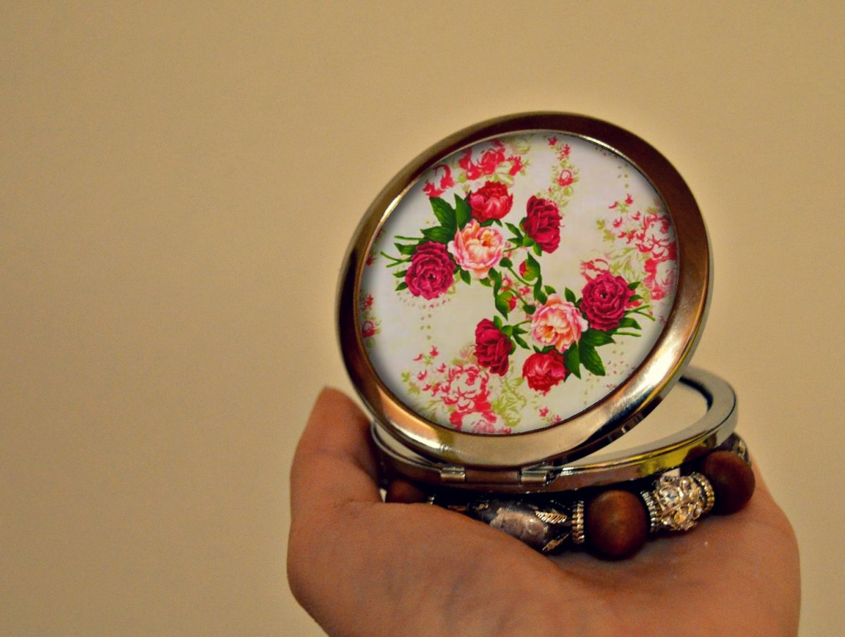 Zrcátko Růže jsou červené