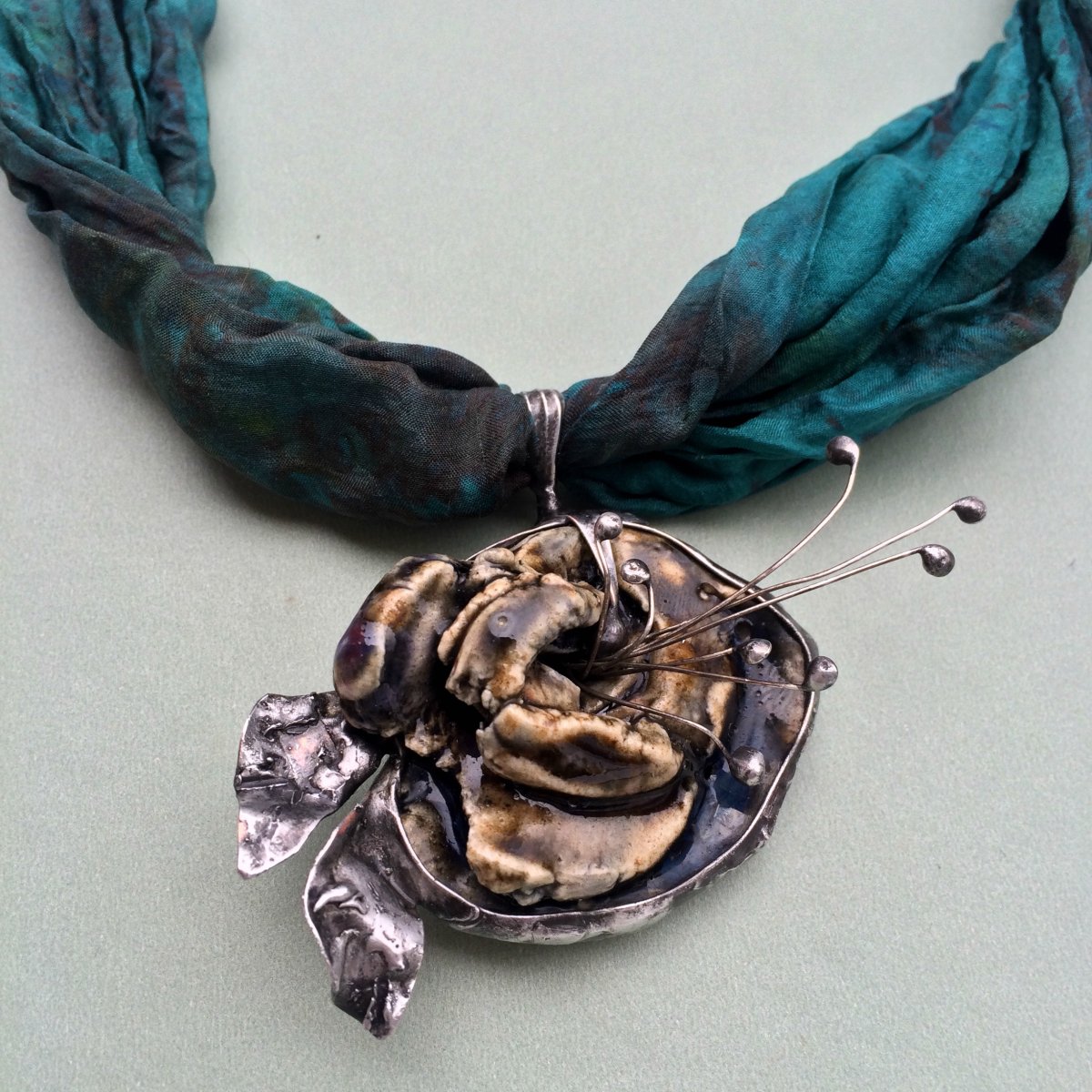 Náhrdelník keramika a cín Růže