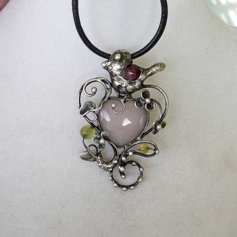 Srdíčko s růženínem + turmalín + jadeit