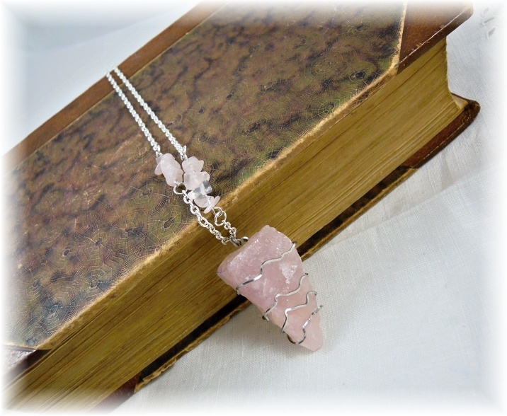 Náhrdelník se surovým růženínem