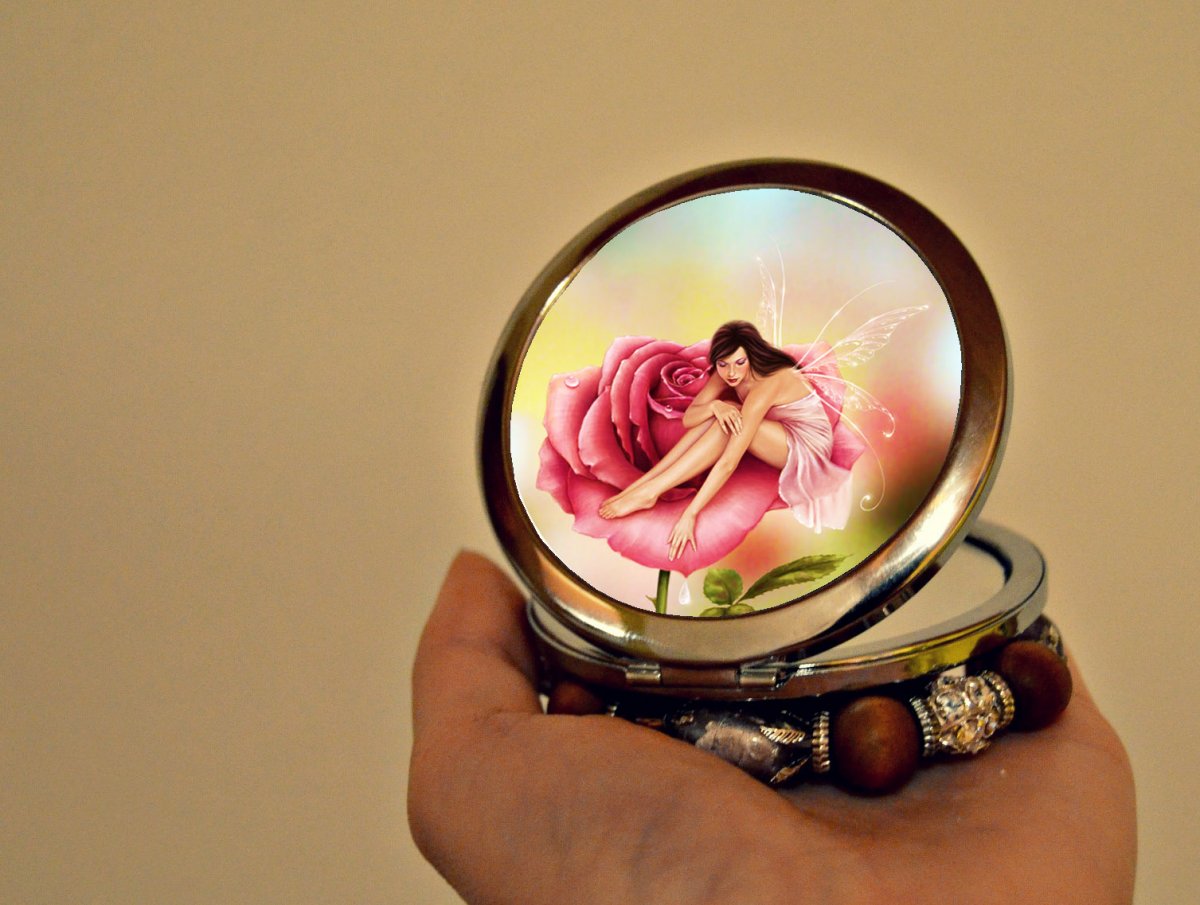 Zrcátko s růžovou vílou