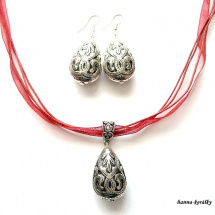 Stříbrné náušnice a náhrdelník na červené stužce