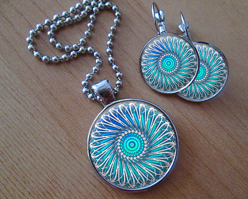 Sada náušniček a přívěsku 