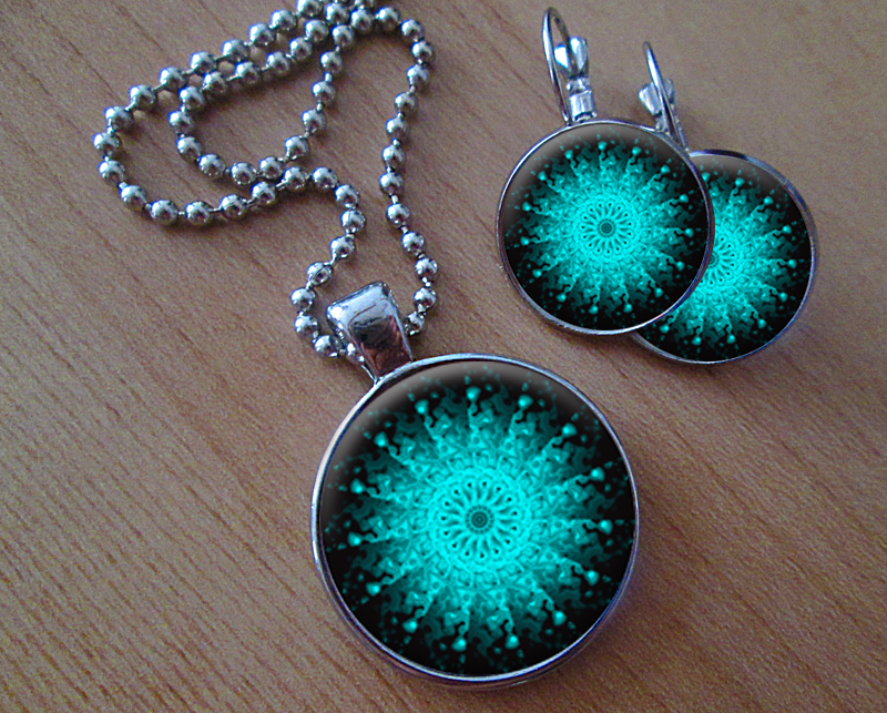 Sada náušniček a přívěsku 