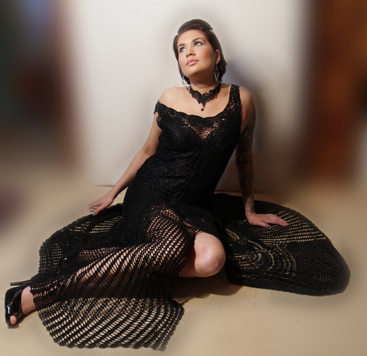 Háčkované společenské luxusní dlouhé šaty