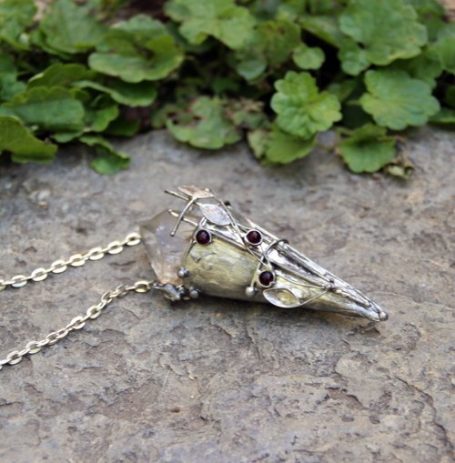 NÁHRDELNÍK KŘIŠŤÁLOVÝ AMULET S GRANÁTY