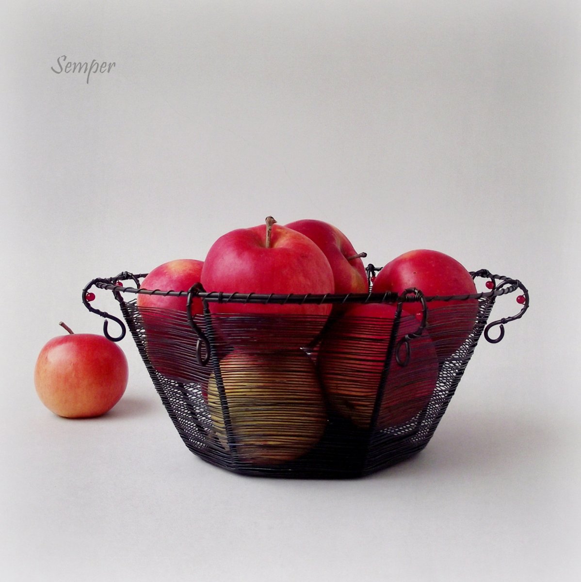 Košík s kapkou červené