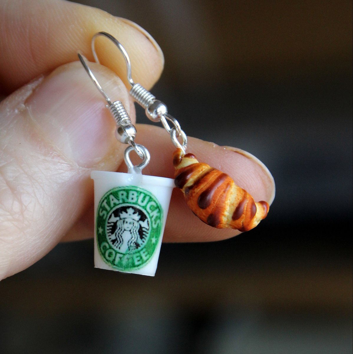 Káva Starbucks a croissant