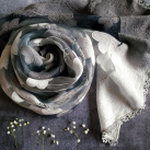 Jemnou stínohoru - krajkový šál šedý