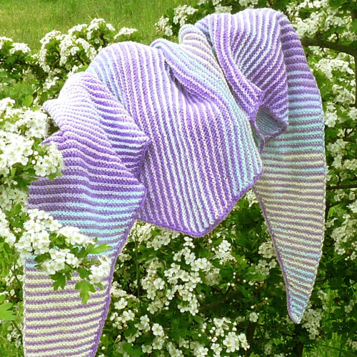 Šátek v barvě levandule s broží